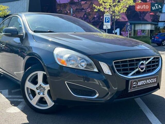 Серый Вольво С60, объемом двигателя 2.5 л и пробегом 208 тыс. км за 11490 $, фото 1 на Automoto.ua