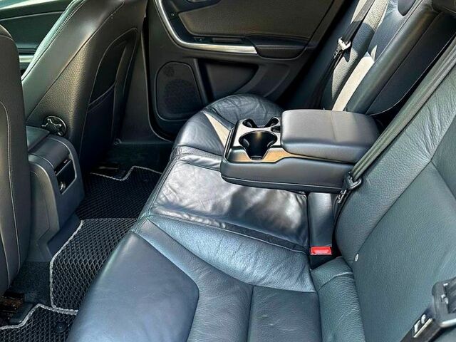 Серый Вольво С60, объемом двигателя 2.5 л и пробегом 0 тыс. км за 9800 $, фото 8 на Automoto.ua