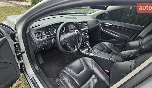 Серый Вольво С60, объемом двигателя 2.5 л и пробегом 139 тыс. км за 10400 $, фото 17 на Automoto.ua