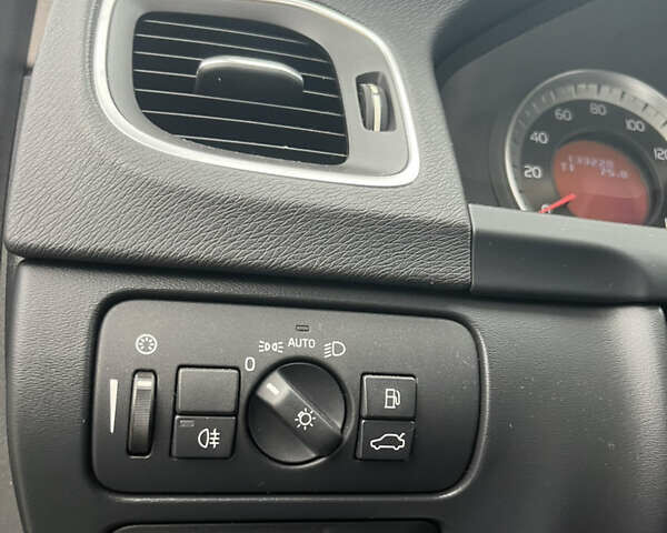 Серый Вольво С60, объемом двигателя 2.5 л и пробегом 213 тыс. км за 11000 $, фото 23 на Automoto.ua