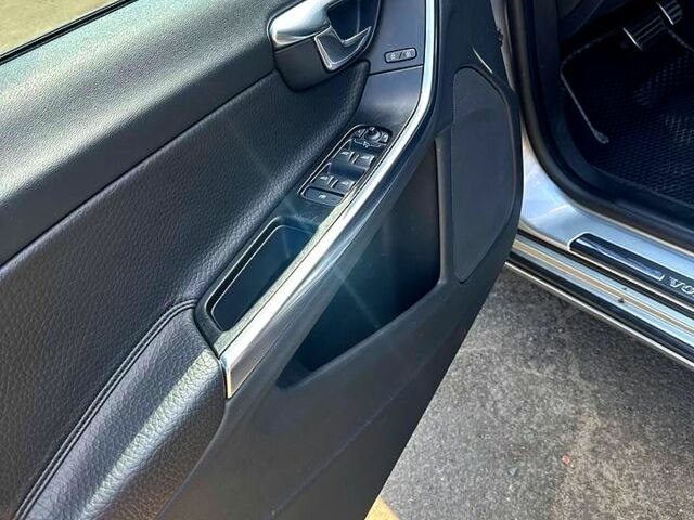 Серый Вольво С60, объемом двигателя 2.5 л и пробегом 0 тыс. км за 9800 $, фото 7 на Automoto.ua