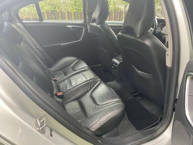 Серый Вольво С60, объемом двигателя 2.5 л и пробегом 285 тыс. км за 8950 $, фото 8 на Automoto.ua