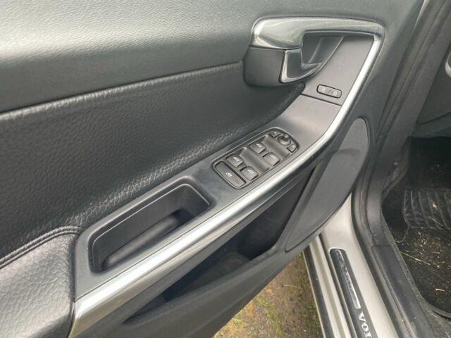 Серый Вольво С60, объемом двигателя 2.5 л и пробегом 285 тыс. км за 8950 $, фото 15 на Automoto.ua