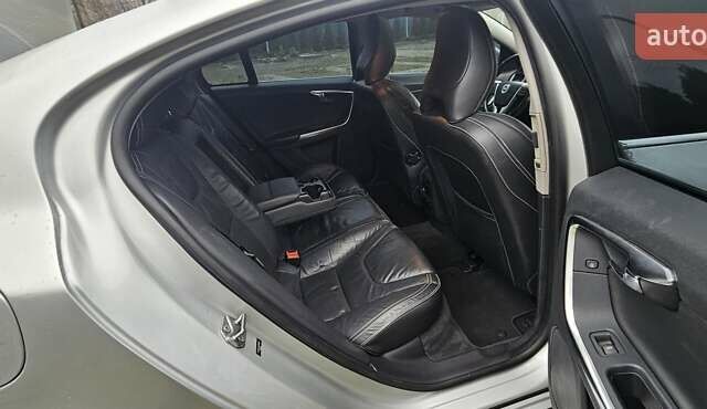 Серый Вольво С60, объемом двигателя 2.5 л и пробегом 139 тыс. км за 10400 $, фото 28 на Automoto.ua