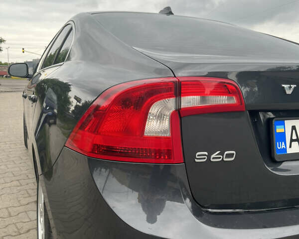 Серый Вольво С60, объемом двигателя 2.5 л и пробегом 213 тыс. км за 11000 $, фото 3 на Automoto.ua