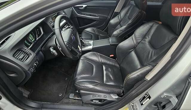 Серый Вольво С60, объемом двигателя 2.5 л и пробегом 139 тыс. км за 10400 $, фото 19 на Automoto.ua