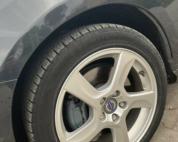 Серый Вольво С60, объемом двигателя 2.5 л и пробегом 213 тыс. км за 11000 $, фото 5 на Automoto.ua