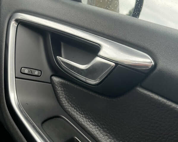 Серый Вольво С60, объемом двигателя 2.5 л и пробегом 213 тыс. км за 11000 $, фото 22 на Automoto.ua