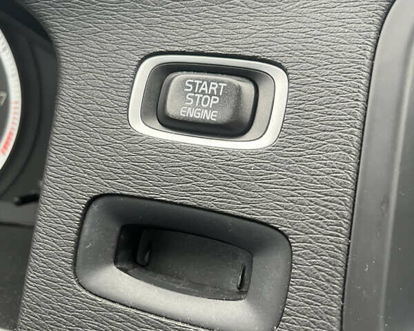 Серый Вольво С60, объемом двигателя 2.5 л и пробегом 213 тыс. км за 11000 $, фото 27 на Automoto.ua