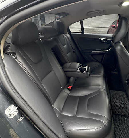 Серый Вольво С60, объемом двигателя 2.52 л и пробегом 111 тыс. км за 16000 $, фото 9 на Automoto.ua