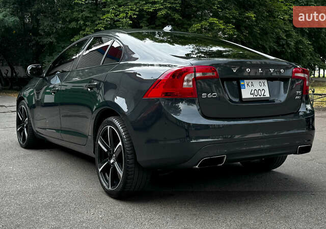 Серый Вольво С60, объемом двигателя 2.52 л и пробегом 111 тыс. км за 16000 $, фото 2 на Automoto.ua