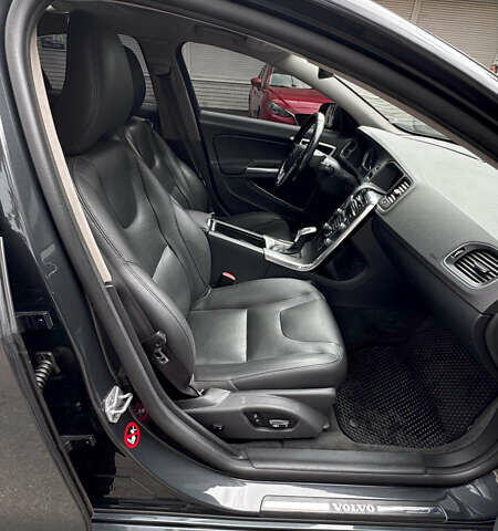 Серый Вольво С60, объемом двигателя 2.52 л и пробегом 111 тыс. км за 16000 $, фото 7 на Automoto.ua