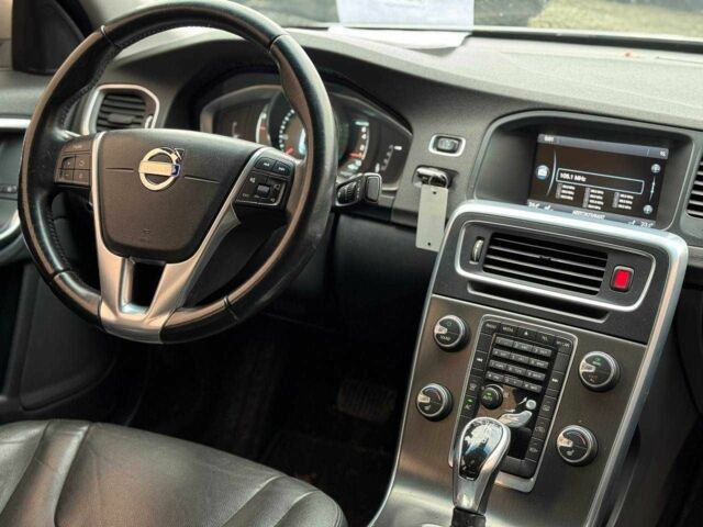 Серый Вольво С60, объемом двигателя 2 л и пробегом 170 тыс. км за 8200 $, фото 4 на Automoto.ua