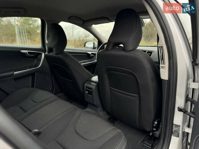 Сірий Вольво С60, об'ємом двигуна 2 л та пробігом 183 тис. км за 14600 $, фото 45 на Automoto.ua