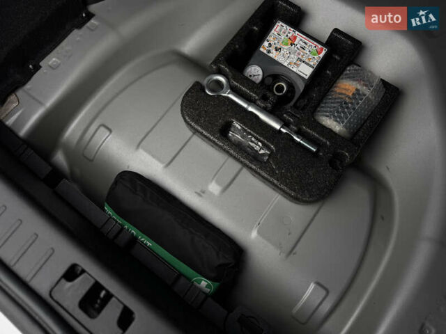 Сірий Вольво С60, об'ємом двигуна 2 л та пробігом 183 тис. км за 14600 $, фото 43 на Automoto.ua