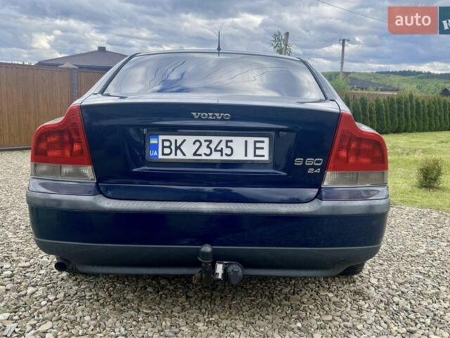 Синий Вольво С60, объемом двигателя 2.4 л и пробегом 390 тыс. км за 4500 $, фото 11 на Automoto.ua