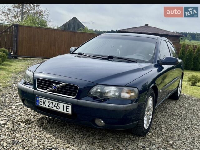 Синий Вольво С60, объемом двигателя 2.4 л и пробегом 390 тыс. км за 4500 $, фото 1 на Automoto.ua