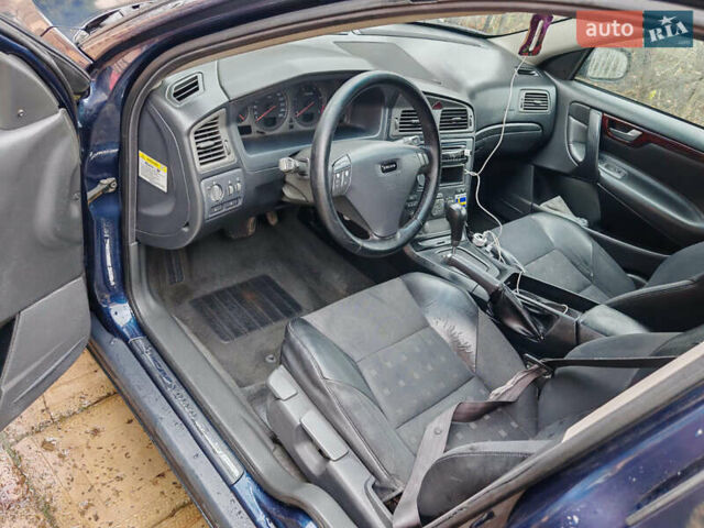 Синий Вольво С60, объемом двигателя 2.4 л и пробегом 350 тыс. км за 4800 $, фото 5 на Automoto.ua