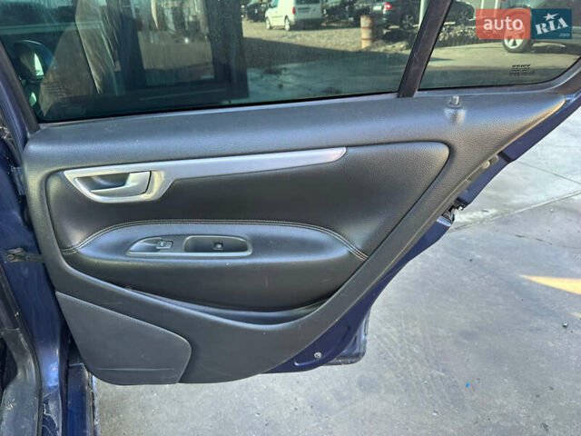 Синий Вольво С60, объемом двигателя 2.4 л и пробегом 350 тыс. км за 4800 $, фото 7 на Automoto.ua