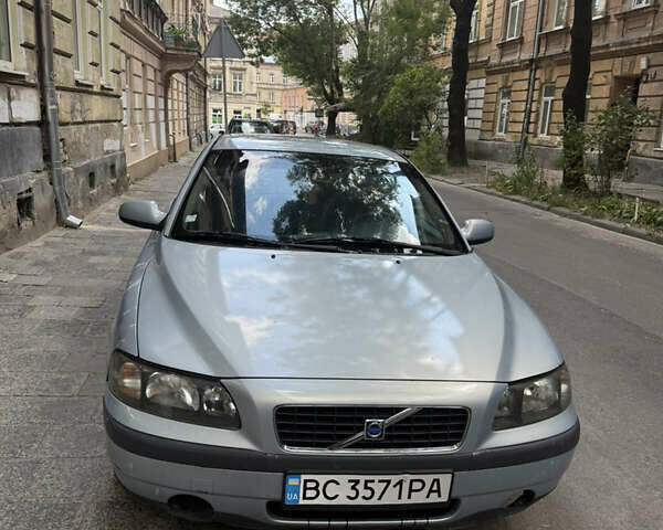 Синий Вольво С60, объемом двигателя 2.4 л и пробегом 300 тыс. км за 3500 $, фото 3 на Automoto.ua