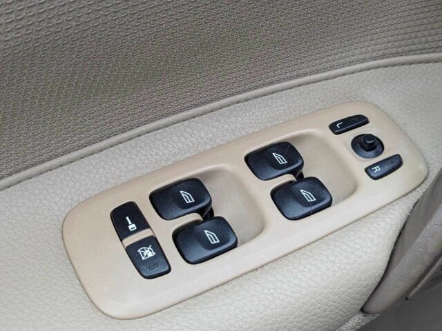 Синий Вольво С60, объемом двигателя 2.4 л и пробегом 323 тыс. км за 5700 $, фото 10 на Automoto.ua