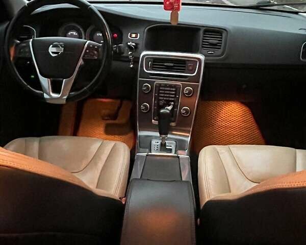 Оранжевый Вольво С60, объемом двигателя 2.5 л и пробегом 234 тыс. км за 11100 $, фото 8 на Automoto.ua