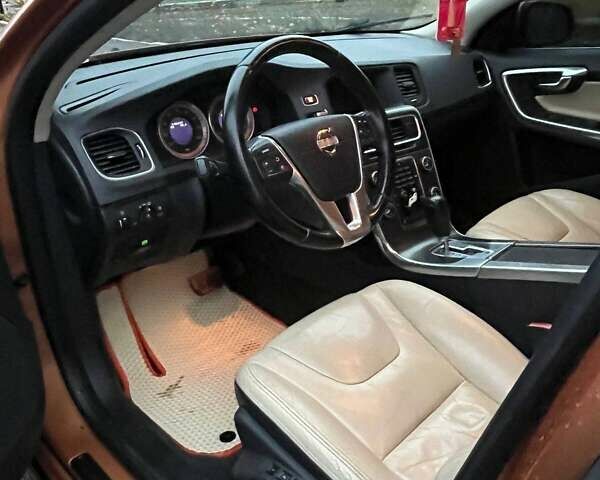 Оранжевый Вольво С60, объемом двигателя 2.5 л и пробегом 234 тыс. км за 11100 $, фото 6 на Automoto.ua