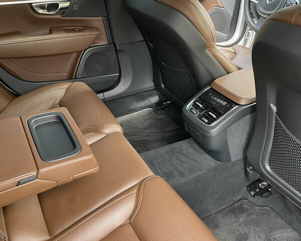 Серый Вольво С90, объемом двигателя 1.97 л и пробегом 48 тыс. км за 40000 $, фото 13 на Automoto.ua