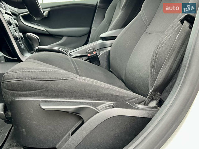 Білий Вольво V40, об'ємом двигуна 1.56 л та пробігом 309 тис. км за 9800 $, фото 16 на Automoto.ua