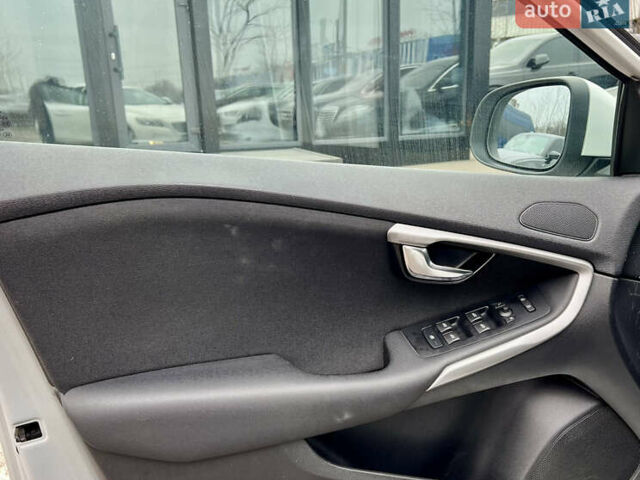 Білий Вольво V40, об'ємом двигуна 1.56 л та пробігом 309 тис. км за 9800 $, фото 15 на Automoto.ua