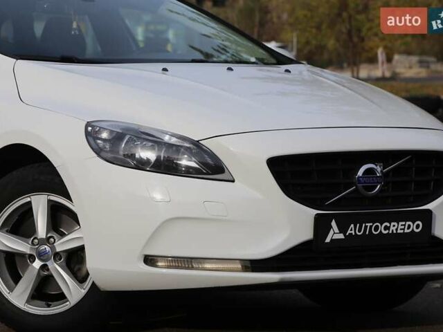 Белый Вольво В40, объемом двигателя 1.56 л и пробегом 144 тыс. км за 11900 $, фото 3 на Automoto.ua