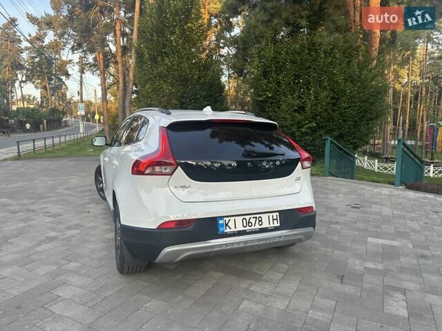 Белый Вольво В40, объемом двигателя 1.6 л и пробегом 192 тыс. км за 11000 $, фото 2 на Automoto.ua