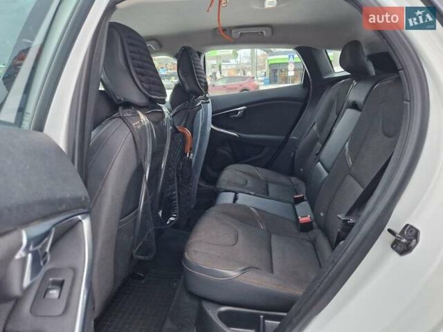 Білий Вольво V40, об'ємом двигуна 1.56 л та пробігом 259 тис. км за 8700 $, фото 7 на Automoto.ua