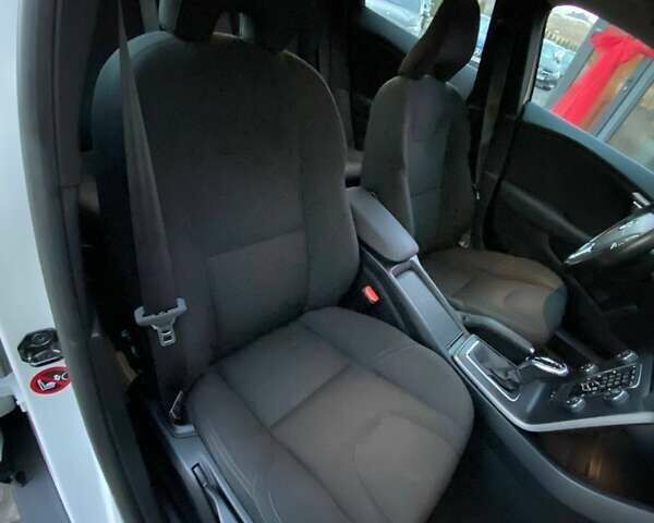 Белый Вольво В40, объемом двигателя 1.6 л и пробегом 139 тыс. км за 12700 $, фото 29 на Automoto.ua