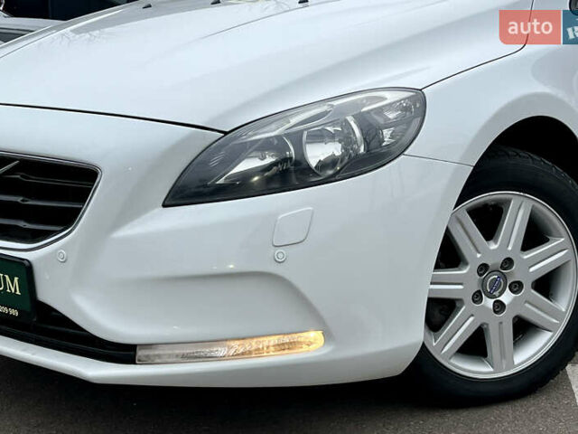 Білий Вольво V40, об'ємом двигуна 1.56 л та пробігом 309 тис. км за 9800 $, фото 3 на Automoto.ua