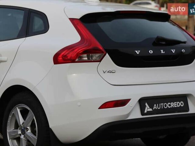 Белый Вольво В40, объемом двигателя 1.56 л и пробегом 144 тыс. км за 11900 $, фото 7 на Automoto.ua