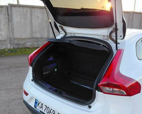 Белый Вольво В40, объемом двигателя 1.56 л и пробегом 118 тыс. км за 11600 $, фото 24 на Automoto.ua