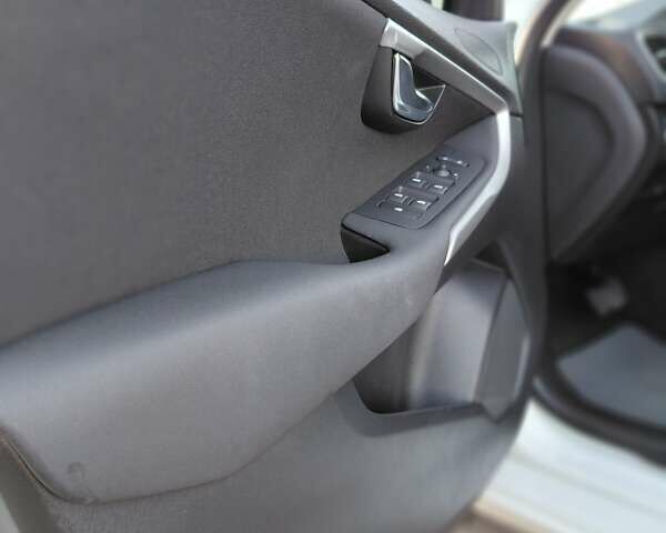 Белый Вольво В40, объемом двигателя 1.56 л и пробегом 118 тыс. км за 11600 $, фото 35 на Automoto.ua