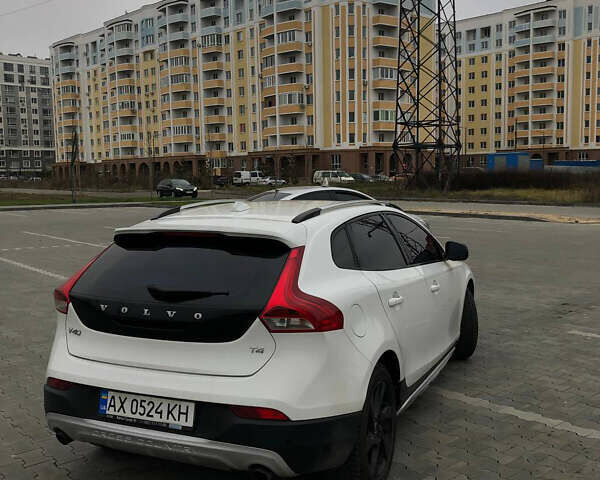 Белый Вольво В40, объемом двигателя 1.6 л и пробегом 125 тыс. км за 12500 $, фото 2 на Automoto.ua