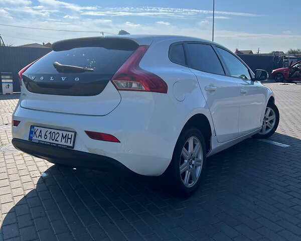 Белый Вольво В40, объемом двигателя 1.56 л и пробегом 309 тыс. км за 9500 $, фото 1 на Automoto.ua