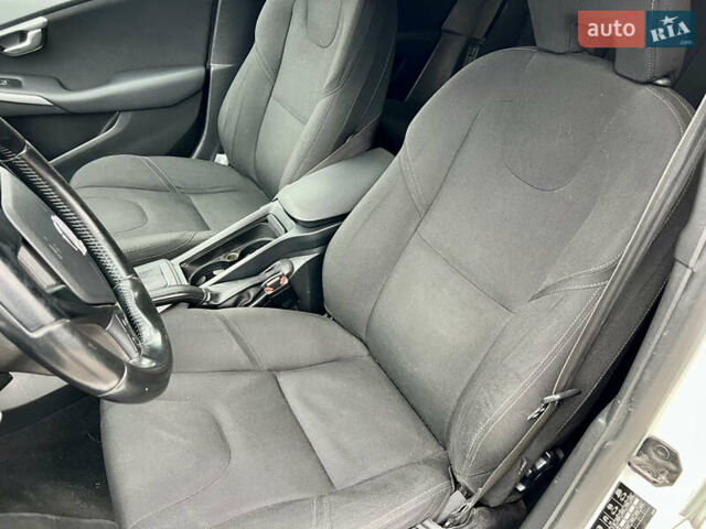 Білий Вольво V40, об'ємом двигуна 1.56 л та пробігом 309 тис. км за 9800 $, фото 17 на Automoto.ua