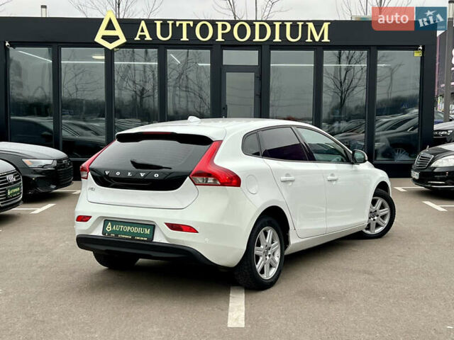 Білий Вольво V40, об'ємом двигуна 1.56 л та пробігом 309 тис. км за 9800 $, фото 12 на Automoto.ua