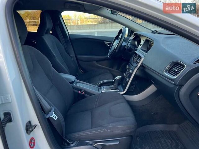 Білий Вольво V40, об'ємом двигуна 1.56 л та пробігом 307 тис. км за 8900 $, фото 27 на Automoto.ua