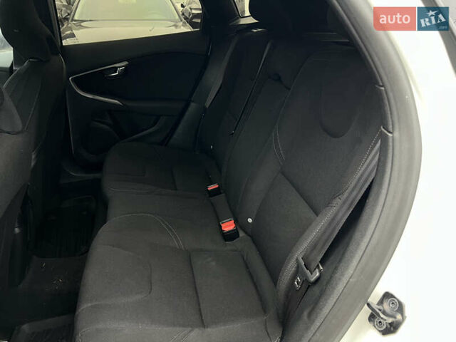 Білий Вольво V40, об'ємом двигуна 1.56 л та пробігом 309 тис. км за 9800 $, фото 37 на Automoto.ua