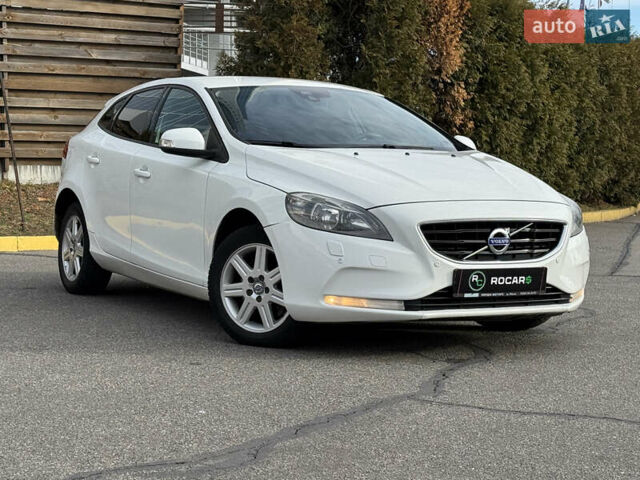 Белый Вольво В40, объемом двигателя 1.56 л и пробегом 308 тыс. км за 9499 $, фото 3 на Automoto.ua