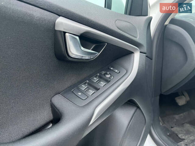 Белый Вольво В40, объемом двигателя 1.56 л и пробегом 309 тыс. км за 9500 $, фото 7 на Automoto.ua