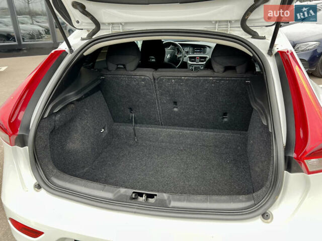 Білий Вольво V40, об'ємом двигуна 1.56 л та пробігом 309 тис. км за 9800 $, фото 46 на Automoto.ua