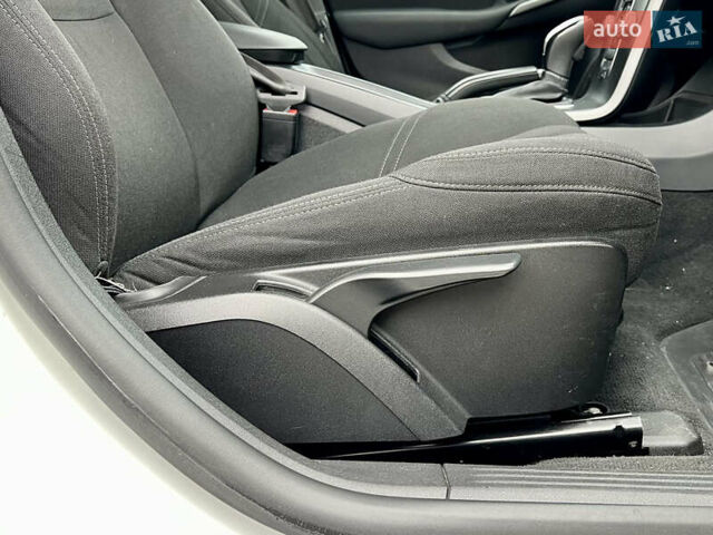 Білий Вольво V40, об'ємом двигуна 1.56 л та пробігом 310 тис. км за 9999 $, фото 42 на Automoto.ua