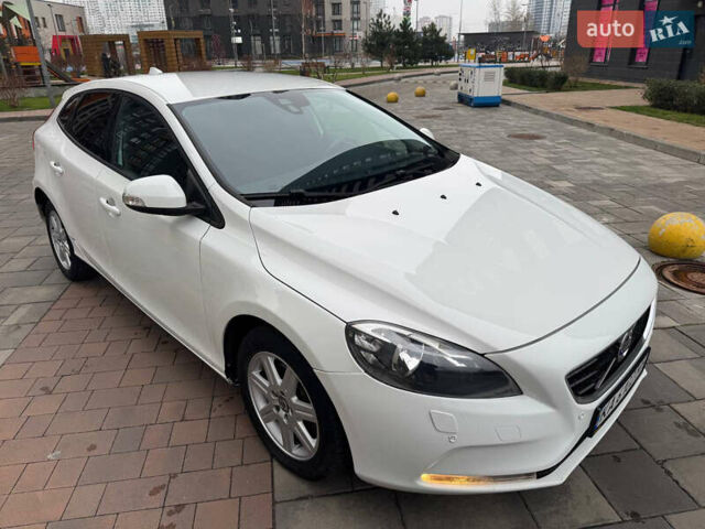 Белый Вольво В40, объемом двигателя 1.6 л и пробегом 309 тыс. км за 8900 $, фото 7 на Automoto.ua