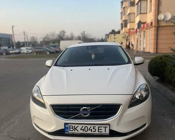 Белый Вольво В40, объемом двигателя 1.56 л и пробегом 275 тыс. км за 9700 $, фото 2 на Automoto.ua
